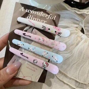 $ 5 DOLLAR>>>4 PIECE HAIR CLIP SET HELLO KITTY DESIGN